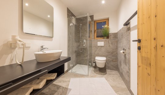 Top modernes Badezimmer mit begehbarer Dusche